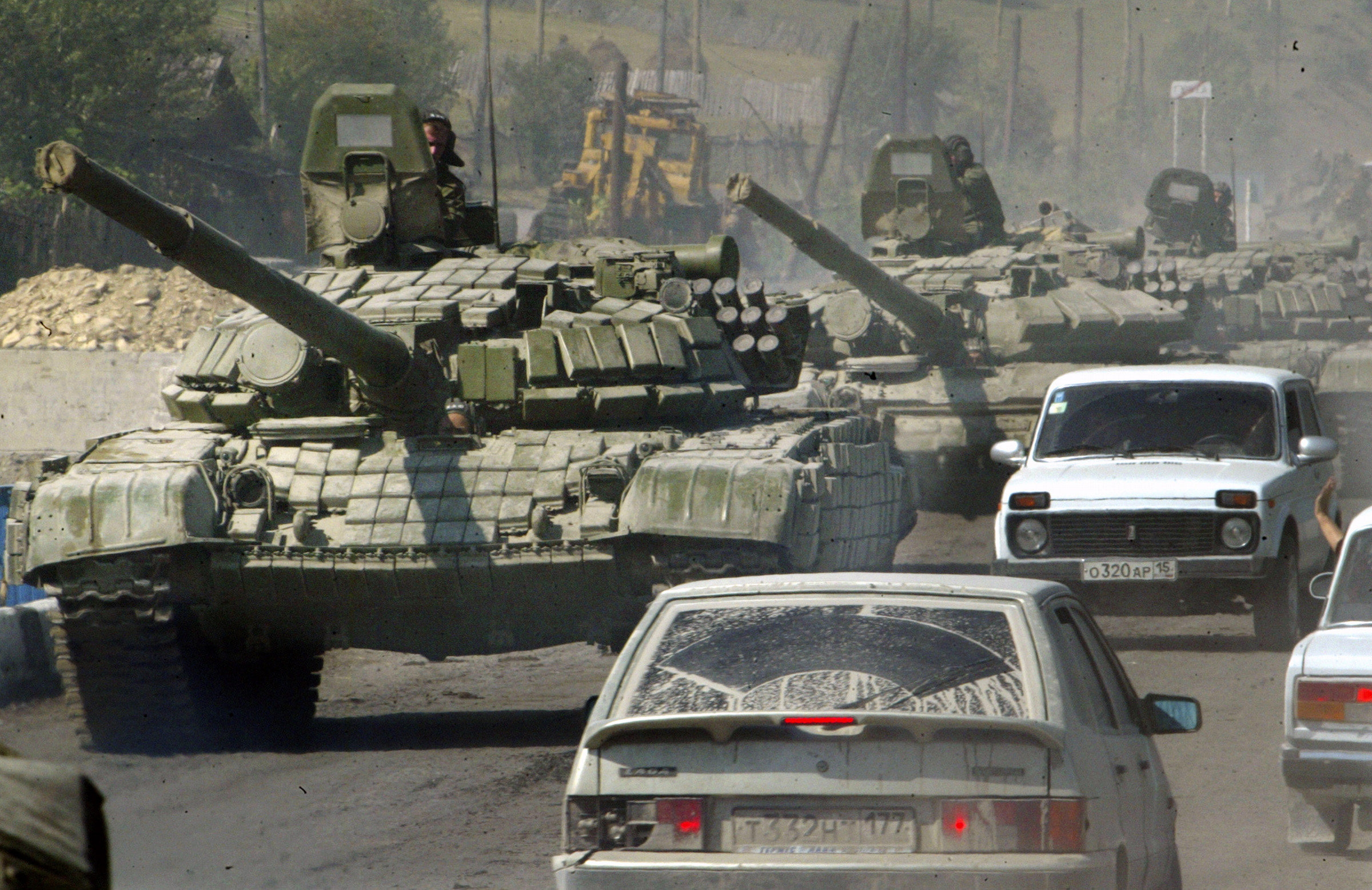 Российские танки на улицах югоосетинского села Джава - марш-бросок на