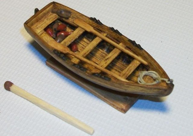 Старенькая прогулочная лодочка с лодочной станции.