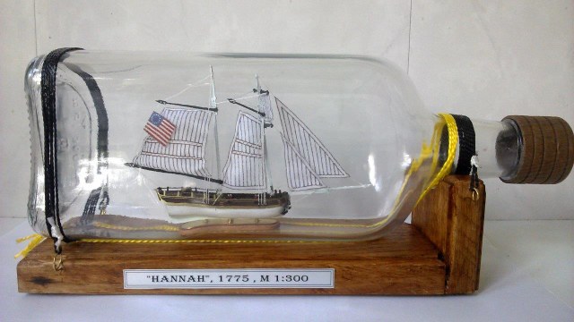 "HANNAH" - корабль в бутылке