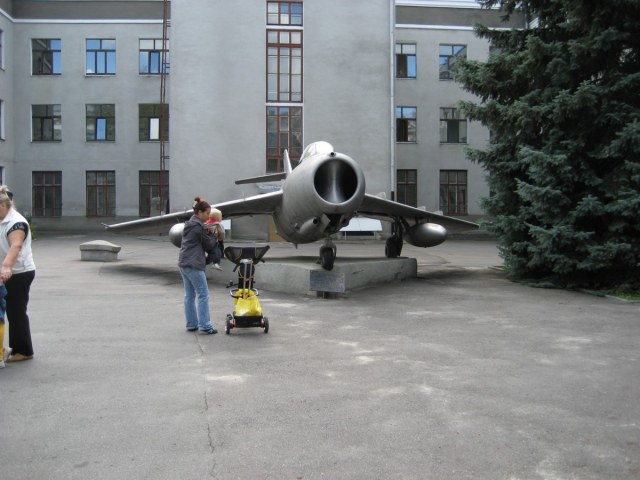 МИГ-17 На территории ХАИ