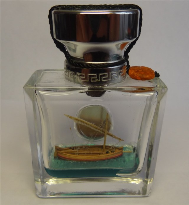 Традиционная рыбацкая лодка Средиземного моря в бутылке. 1/200