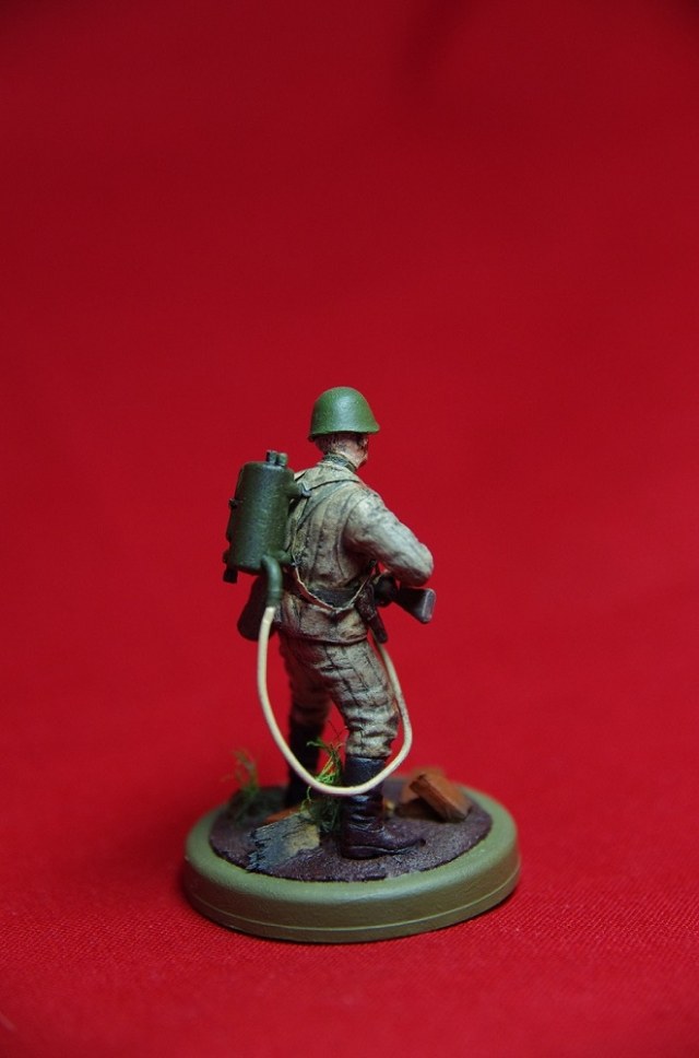 Советский огнеметчик