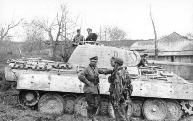 Bundesarchiv_Bild_101I-711-0427-04,_Oberst_Karl_Lorenz_vor_Panzer_V_-Panther-.jpg