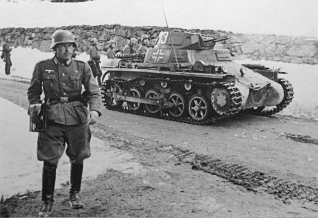 1343794399_800px-Hauptmann_Herbert_Stemmer_in_front_of_a_PzKpfw_I.jpg