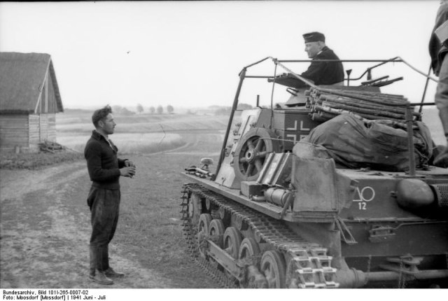 Bundesarchiv_Bild_101I-265-0007-02,_Russland,_Befehlspanzer_1.jpg