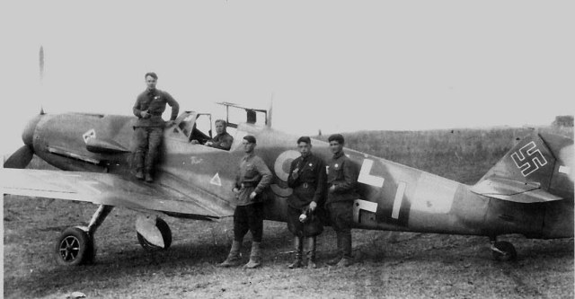 Me109F4-JG3-(Y9+I)-WrkN7640-Captured-ChuguyevRussia-May-29-1942-75f-s.jpg