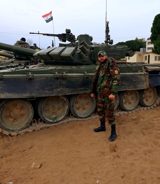 сирийский солдат и т-72.jpg