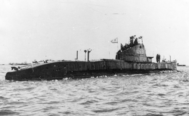 Советская подводная лодка Щ-319 выходит в море.jpg