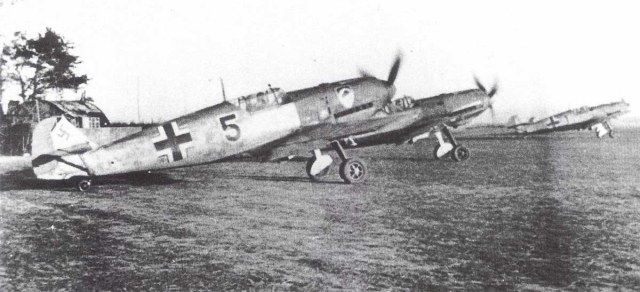 Messerschmitt-Bf-109E3-2.JG52-Black-5-Helmut-Bennemann-Calais-France-1940-02.jpg