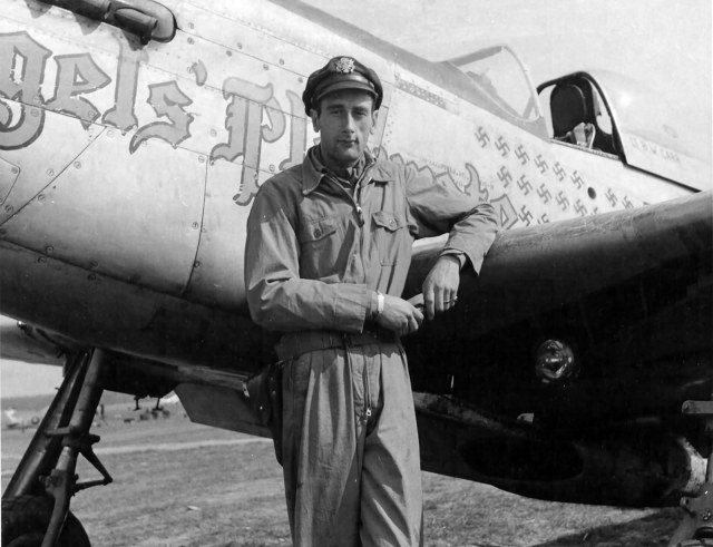 Pilot_Lt_Bruce_Ward_Carr_of_the_354th_FG_With_P-51.jpg