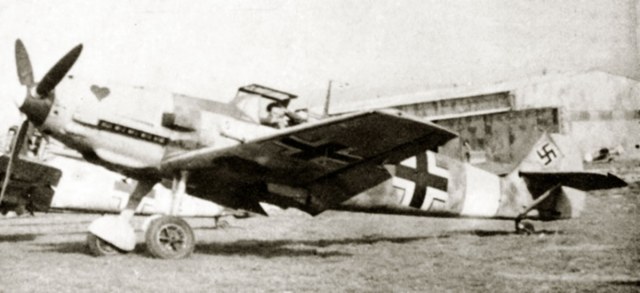 Messerschmitt-Bf-109E7-7.JG26-line-up-Gela-Sicily-March-1941-02.jpg
