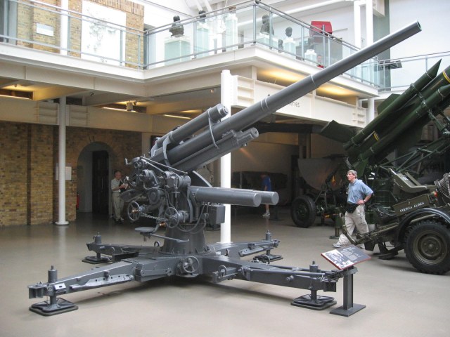 88mm_flak_gun_07_of_11.jpg