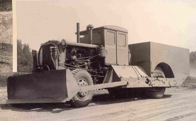 «самоходный 33-тонный каток на базе трактора ДТ-54».jpg