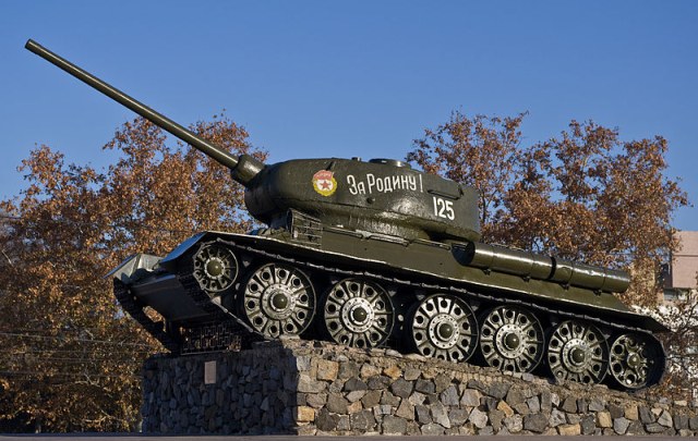 800px-Танк_Т-34_на_Мемориале_Славы_в_Тирасполе_-_Донор.jpg