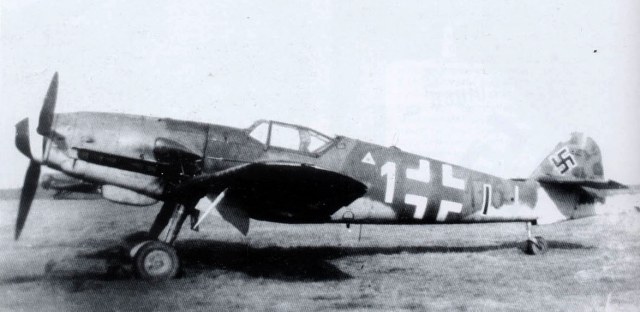 1-Bf-109K4-11.JG3-(Y1+I)-Martin-Deskau-WNr334176-Pasewalk-1945-01.jpg
