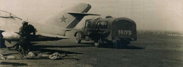 В8-22-51 - МАЗ-200 топливозаправщик ТЗ-200..jpg