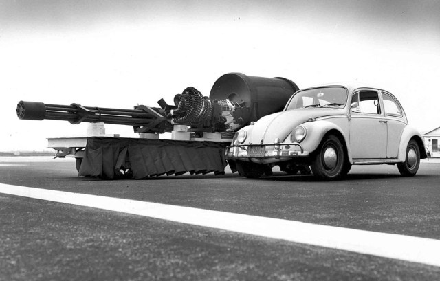 1024px-GAU-8_meets_VW_Type_1.jpg