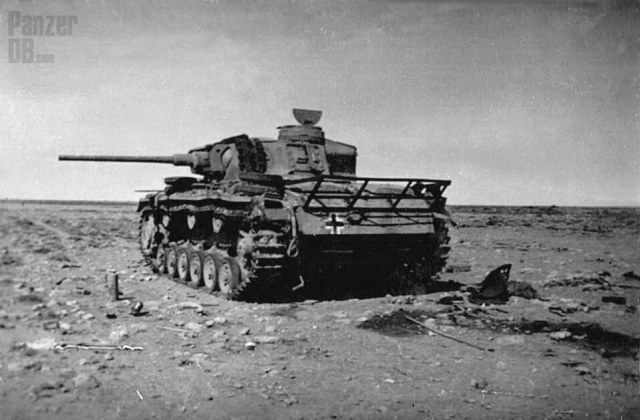 Bataille d'El Alamein. Un Panzer III lang de milieu de production mis hors de combat près de Marsa Matruh, novembre 1942..jpg