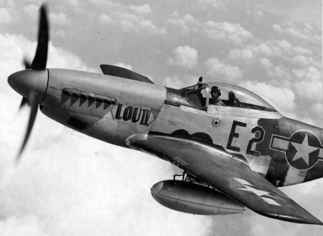 P-51D 44-13410 E2-C 'Lou IV'.-1.jpg