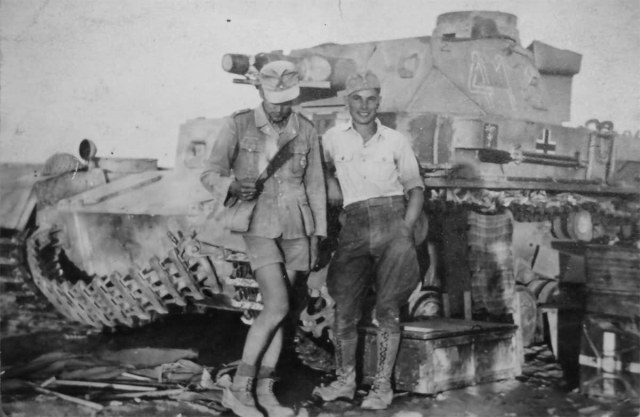 Panzer_IV_Ausf_F1_number_413_of_Afrika_Korps.jpg