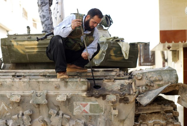 WORLD_NEWS_SYRIA-TANKS_1_MCT.jpg