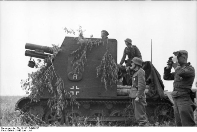 Bundesarchiv_Bild_101I-216-0406-37,_Russland,_getarnter_Panzer_I_B_mit_I.G._33.jpg