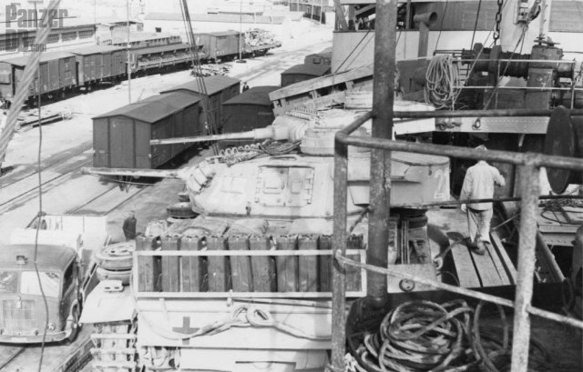 2 Pz3 lang in the Tripoli harbour, circa 42. They both had Nebelkerzen-Wurfgerät mounted on turret sides. Notice they lack off extra armour plates on front turret.jpg