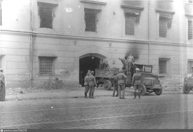 Немецкие солдаты контролируют вывоз тел из тюрмы НКВД во Львове.jpg