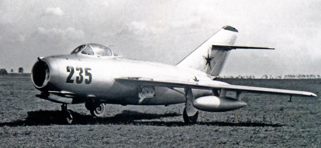 МиГ-15бис стал самым массовым вариантом реактивного «самолета- солдата».jpg