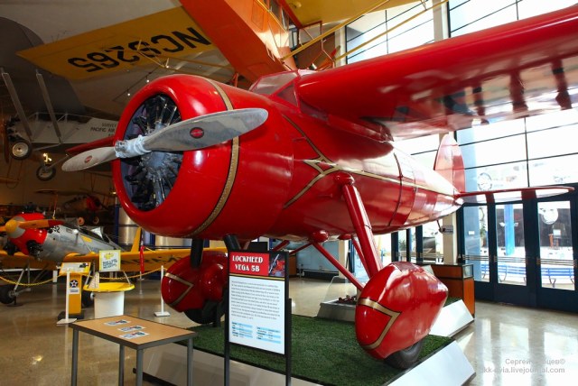 zLockheed Vega 5B_NR7952_01.jpg