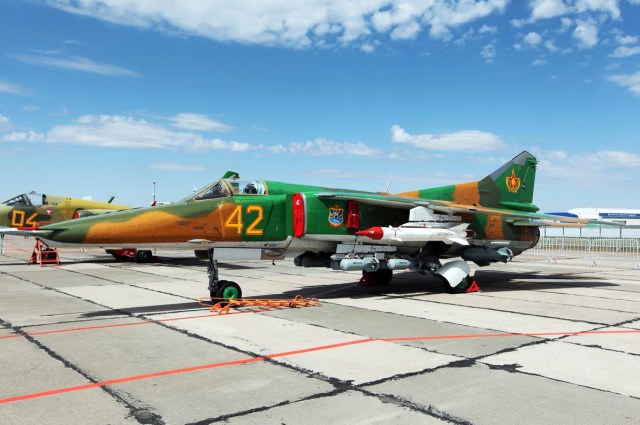 MiG-27D-VVS-Kazahstana-na-stoyanke..jpg