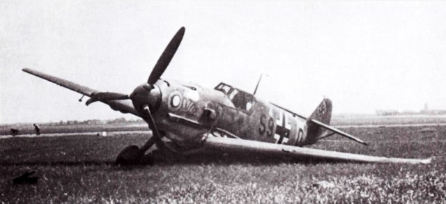 Messerschmitt-Bf-109E7B-Stab-III.ZG1-(S9+CD)-WNr-6027-after-a-landing-gear-collapse-Russia-20th-May-1942-01.jpg