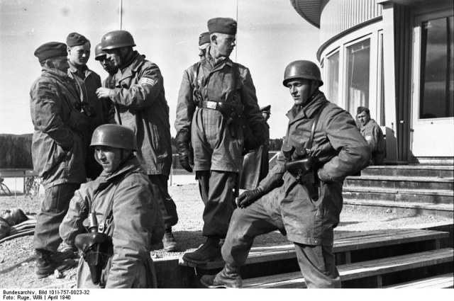 Bundesarchiv_Bild_101I-757-0023-32,_Oslo,_Fallschirmjäger_auf_Flugplatz.jpg