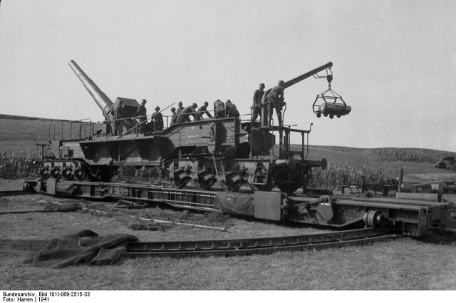 Bundesarchiv_Bild_101I-069-2515-33,_Frankreich,_Atlantikwall,_Eisenbahngeschütz.jpg
