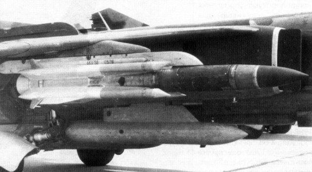 Кайра на испытаниях Х-31П. Помимо контейнера Прогресс самолет нес и аппаратуру Вьюга.jpg