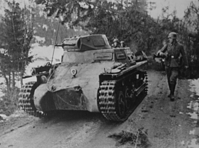 A_german_PzKpfw_I_passing_a_norwegian_roadblock_at_Bergsund.jpg