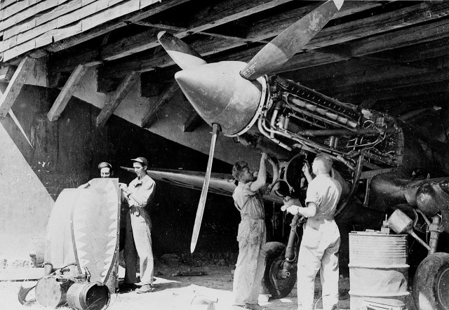 1280px-P-40_FlyingTiger_maintenance.jpg