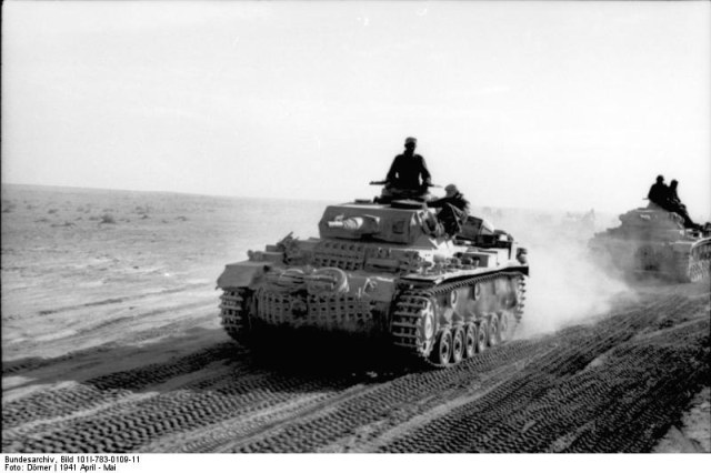 Bundesarchiv_Bild_101I-783-0109-11__Nordafrika__Panzer_III_in_Fahrt_1.jpg
