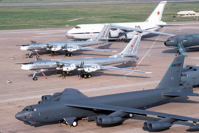 010-B-52_Tu-95-Bear.jpg