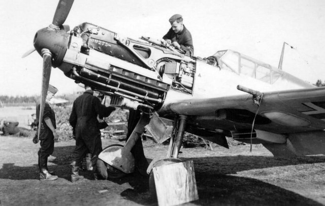 Messerschmitt_Bf109E_engine.jpg