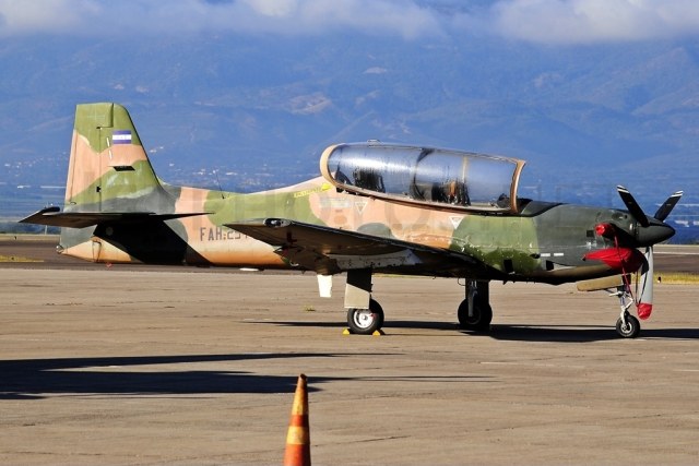 Embraer_T-27_Tucano,_Honduras_-_Air_Force_JP7511253.jpg