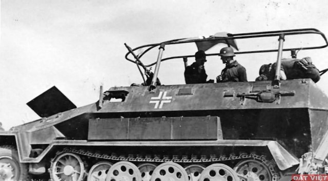 SdKfz_251-3_Ausf_B_Funkpanzerwagen1.jpg