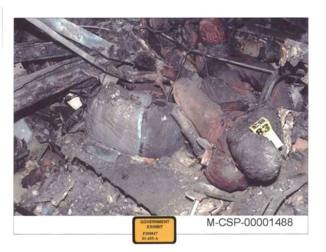 cadaver-entre-los-restos-del-vuelo-77.jpg