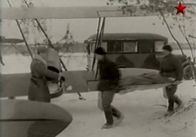 В фильме о самолёте У-2 в кадр попал, вроде бы, стандартный ГАЗ-03-30.jpg