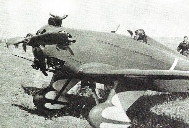 Летчик В.П. Дымов в кабине ярко-красного УТ-1.jpg