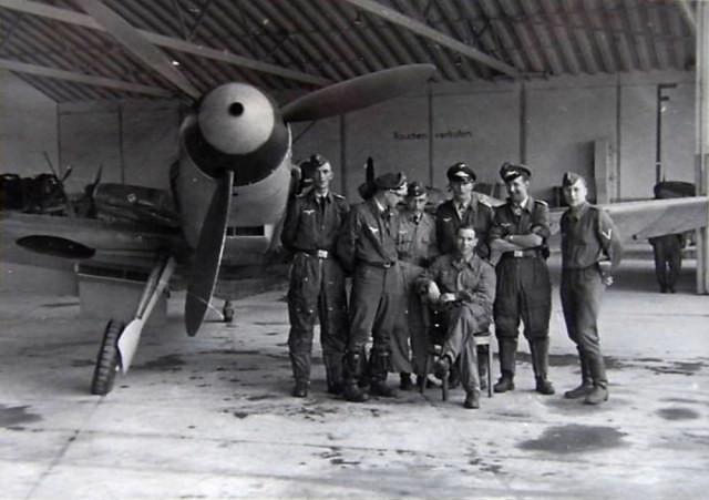 1-Bf-109F4-of-III-Gruppe-9.JG3-with-Eberhard-von-Boremski-and-ground-crew-Zhuguyev-Russia-May-1942-01.jpg