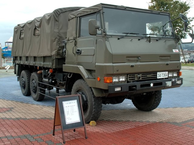 JGSDF_73_Ougata_Truck_(ISUZU)_1.jpg