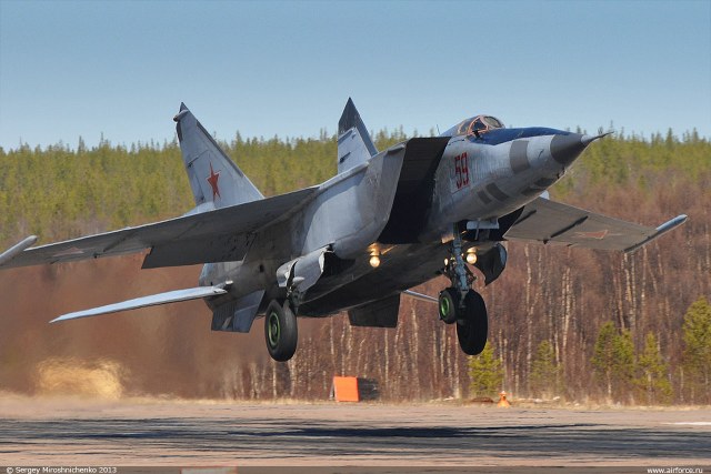 Istrebitel-perehvatchik-MiG-25-na-vzlyote-v-moment-otryiva.jpg
