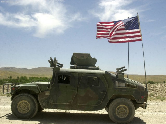 Hummer-Humvee_Military_Vehicle_2003_800x600_wallpaper_02.jpg