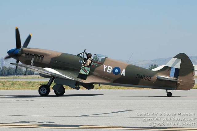 DSC_1609%20Spitfire%20Mk%20XIV%20NX54SF%20left%20side%20taxiing%20l.jpg